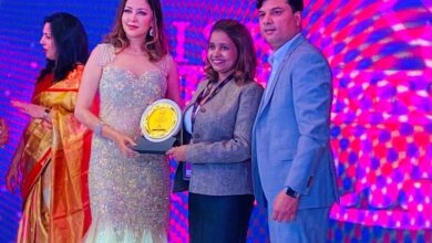 Mrs World Dr. Aditi Govitrikar Honourd the Students of RVMUA International Makeup Academy with The Best Makeup Artist Award at Tiska Miss and Mrs. India 2021