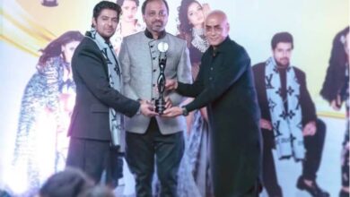 Mehul Suthar received HFF Award by hands of Geeta Maa